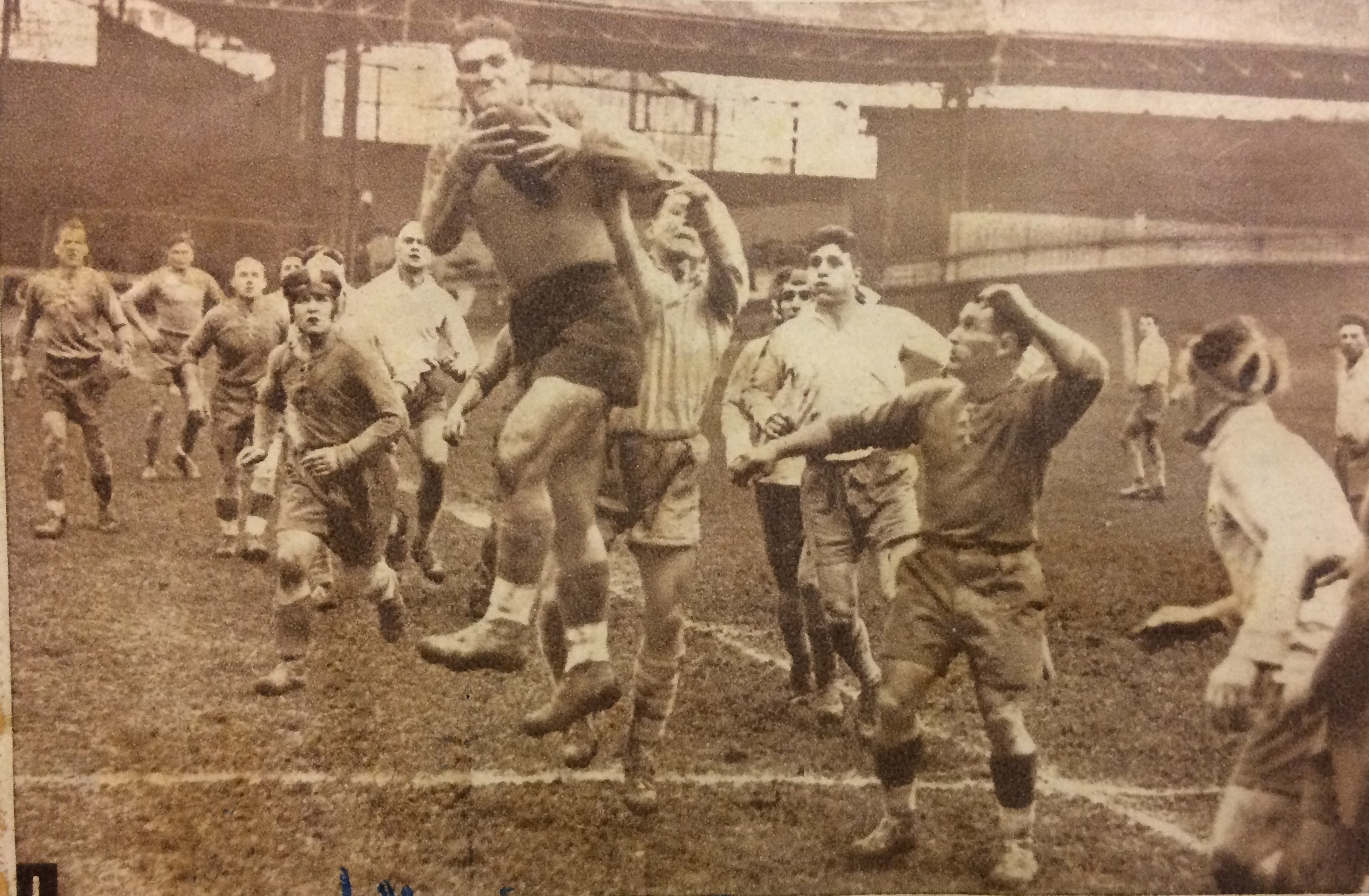 Maci Battaglini vince la palla in rimessa laterale nella vittoria del Vienne a Parigi contro il Puc, stagione 1947-48